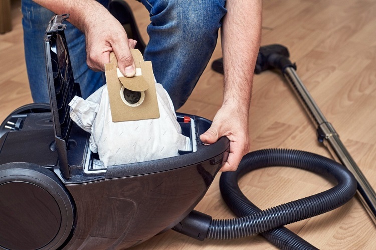 How do you clean a bagged vacuum cleaner? 