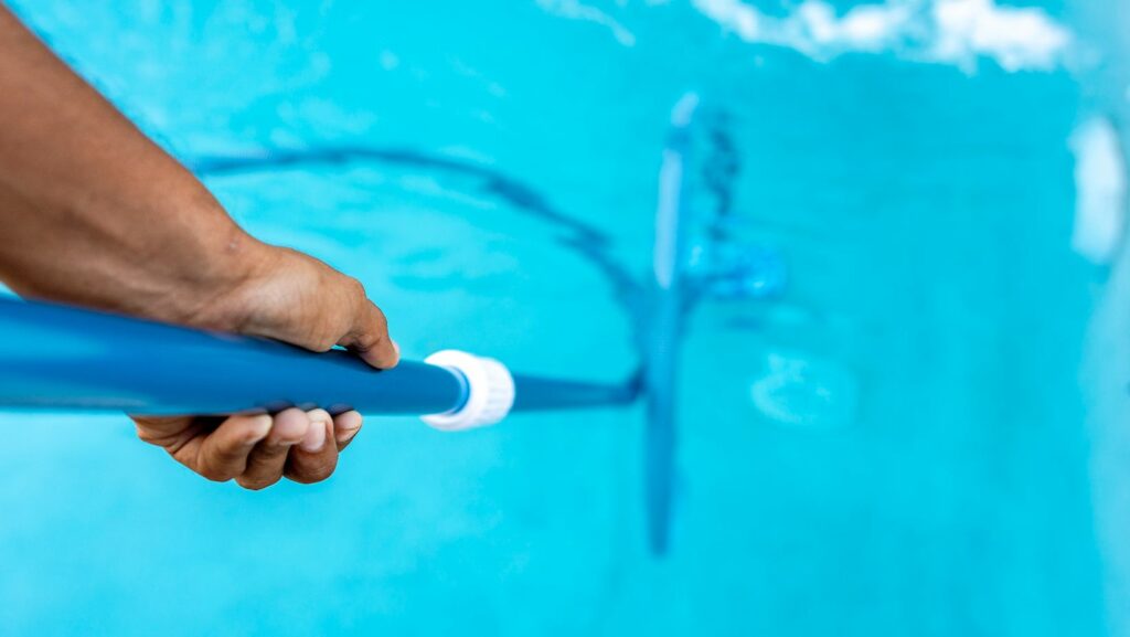 how to vacuum a pool manually