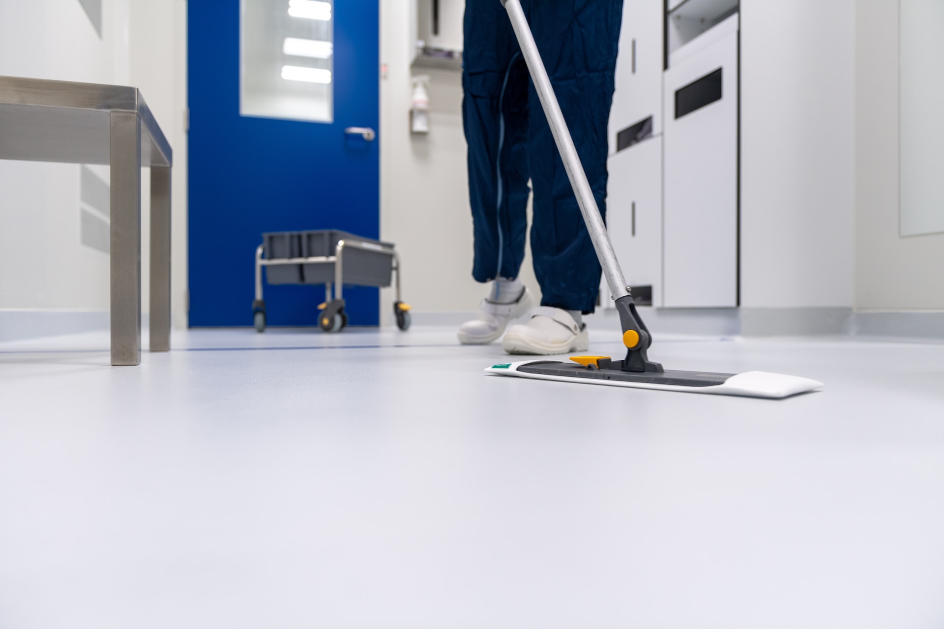 should you vacuum before carpet cleaning