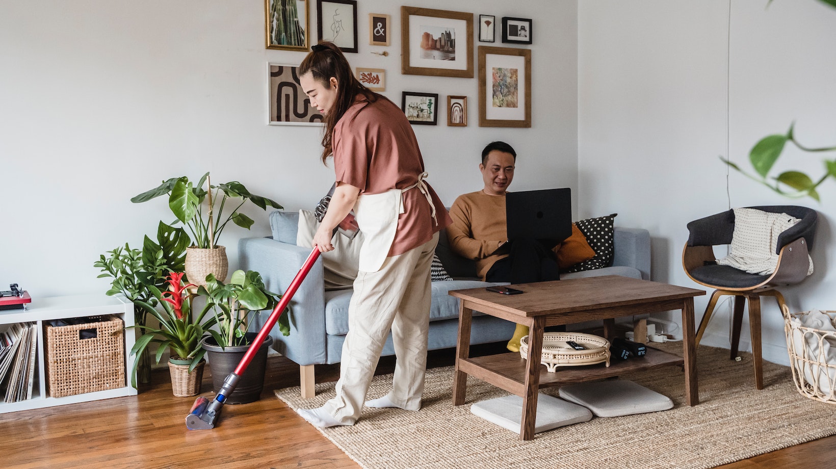 how does a dyson vacuum work