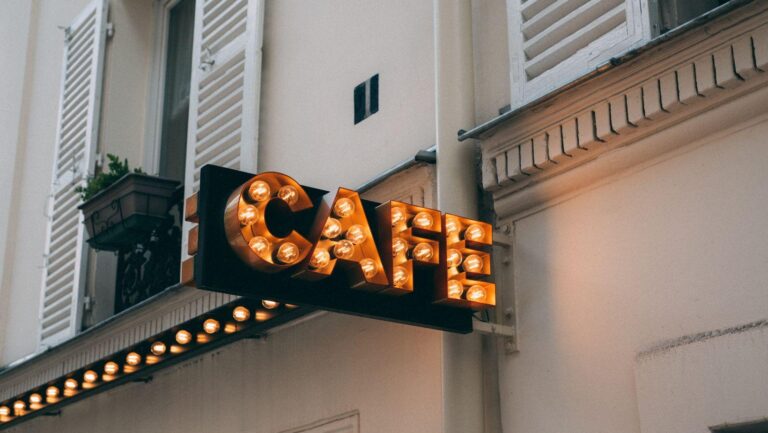 signage attention grabbing, attention span marketing, retail signage effectiveness, digital signage strategies, storefront signage tips, visual marketing tactics, location signage solutions, customer engagement signage, attention capture methods, signage marketing success