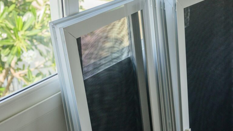 retractable screens, fixed screens, retractable vs fixed screens, screen door options, outdoor screen solutions, home insect screens, patio screen systems, urban home screens, screen door comparison, flexible screen solutions
