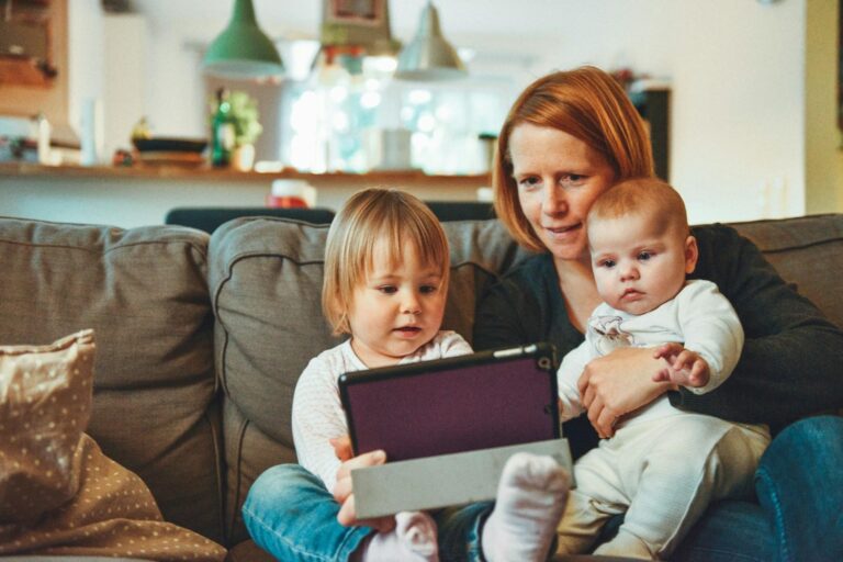 families with toddlers cleaning tips, clutter-free home tips for parents, toddler home organization, family cleaning routines, baby proof home organization, small space cleaning tips, easy toddler cleanup ideas, home safety for families with kids, toddler clutter management, family cleaning schedule